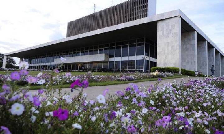 Entre fatos e versões: o impacto da guerra de narrativas na política do DF