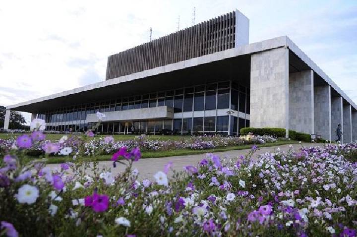 Entre fatos e versões: o impacto da guerra de narrativas na política do DF