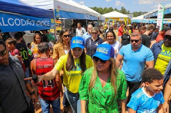 O barulho dos “salvadores” e o silêncio de quem entrega