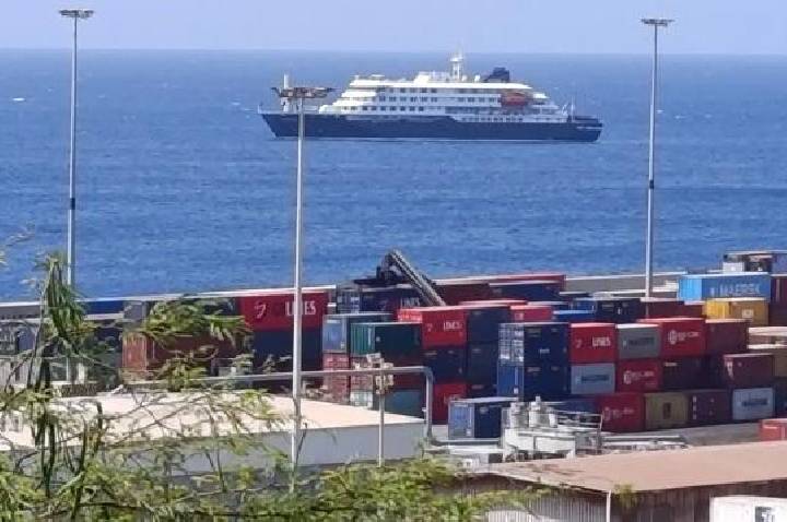 Passageiros começam a deixar navio onde houve surto de hantavírus