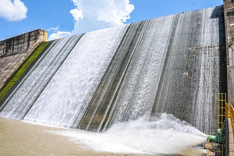 Barragem do Descoberto alcança capacidade máxima e cria espetáculo visual