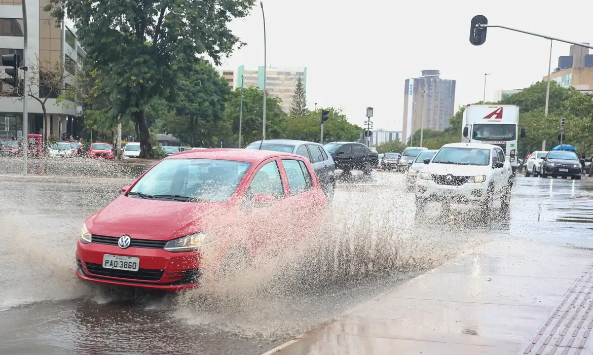 Sol e chuva marcam a previsão do tempo no DF nesta segunda-feira