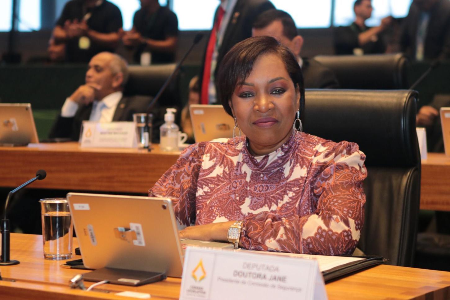 Distrital Jane Klébia reage a ataques e denuncia violência política de gênero