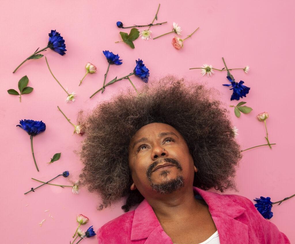 Chico César faz shows grátis no DF para celebrar 30 anos de álbum icônico