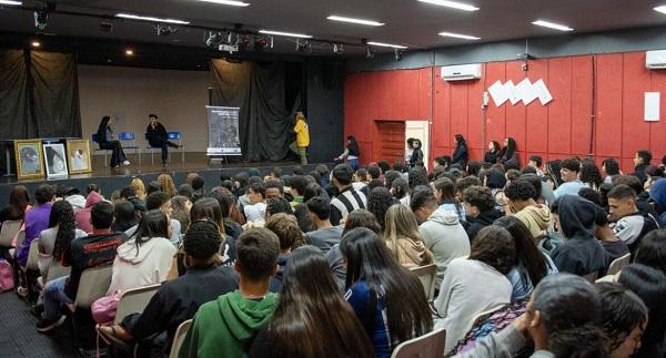 Victor Hugo Soulivier inspira jovens do CEMAB com arte, moda e propósito