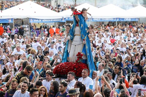 Celina Leão participa da Festa de Pentecostes no Taguaparque e destaca fé, esperança e união no DF