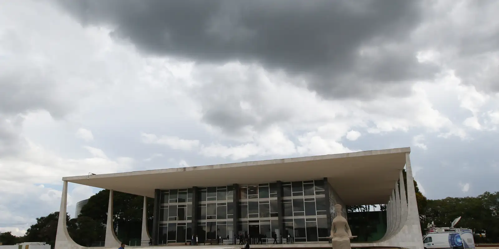 Homem é preso ao tentar inavadir a sede do STF em Brasília 