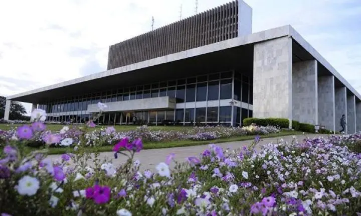 Entre fatos e versões: o impacto da guerra de narrativas na política do DF